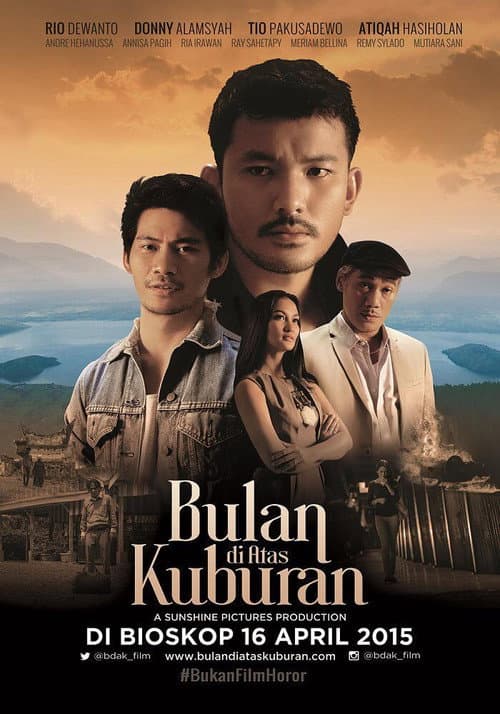 Bulan di Atas Kuburan afişi