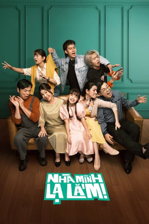 Nhà mình lạ lắm! afişi