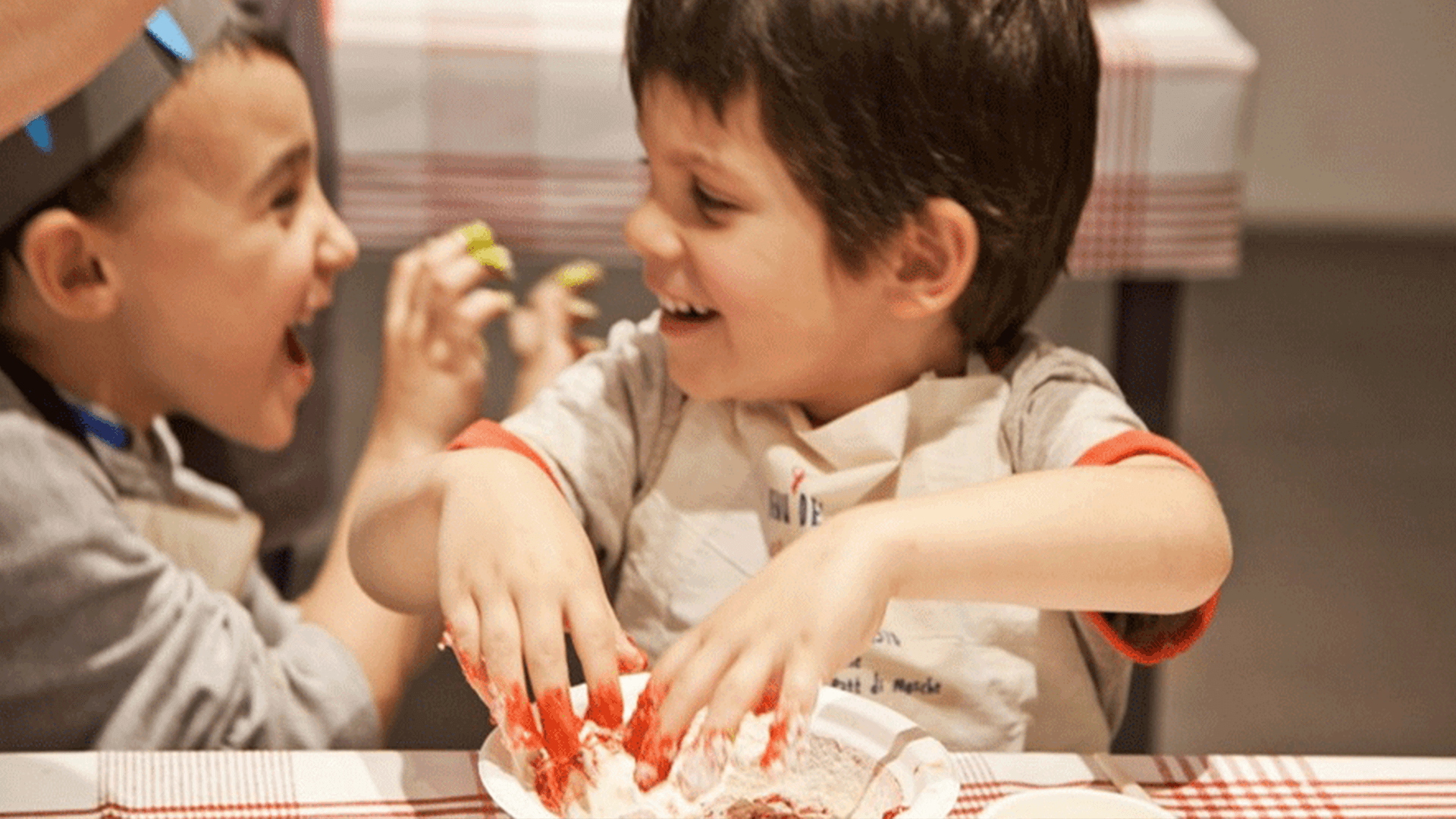 Minik Eller Pizza Yapıyor