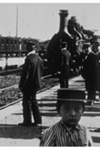 Arrivée d’un train en gare afişi