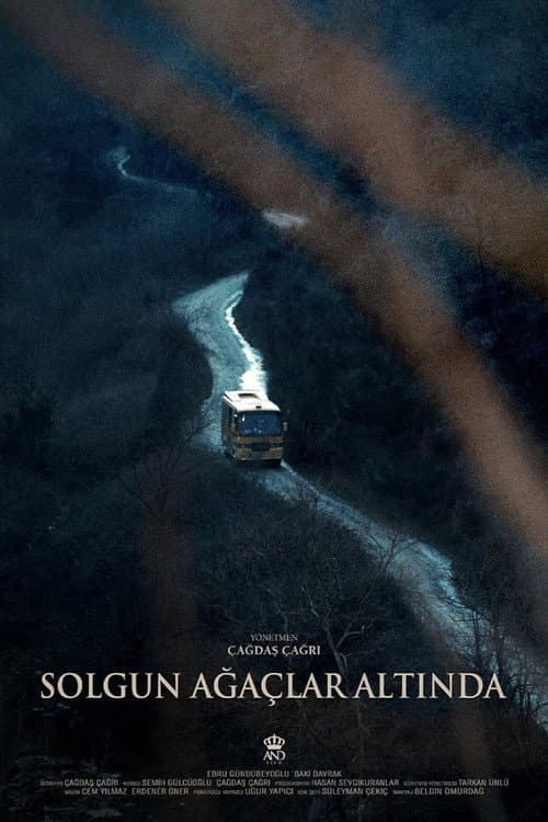 Solgun Ağaçlar Altında afişi